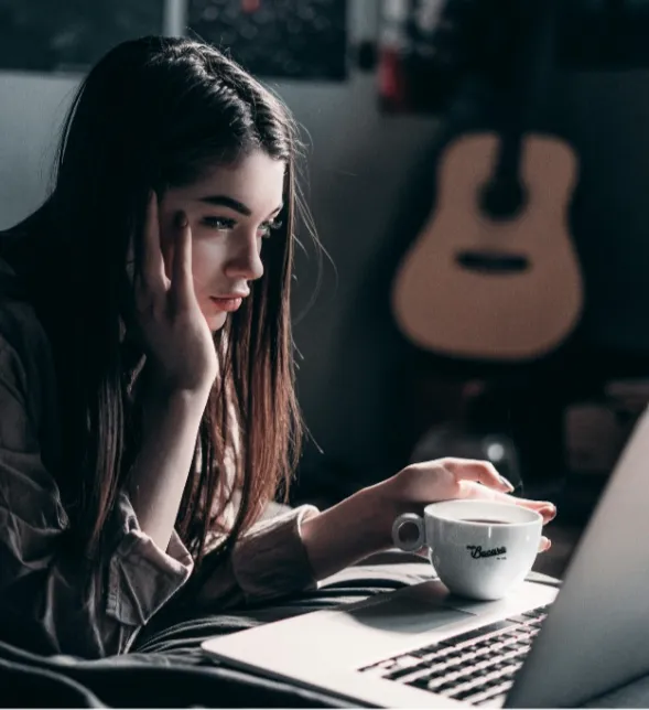 Thuiswerken met laptop en koffie – FARFETCH sfeer